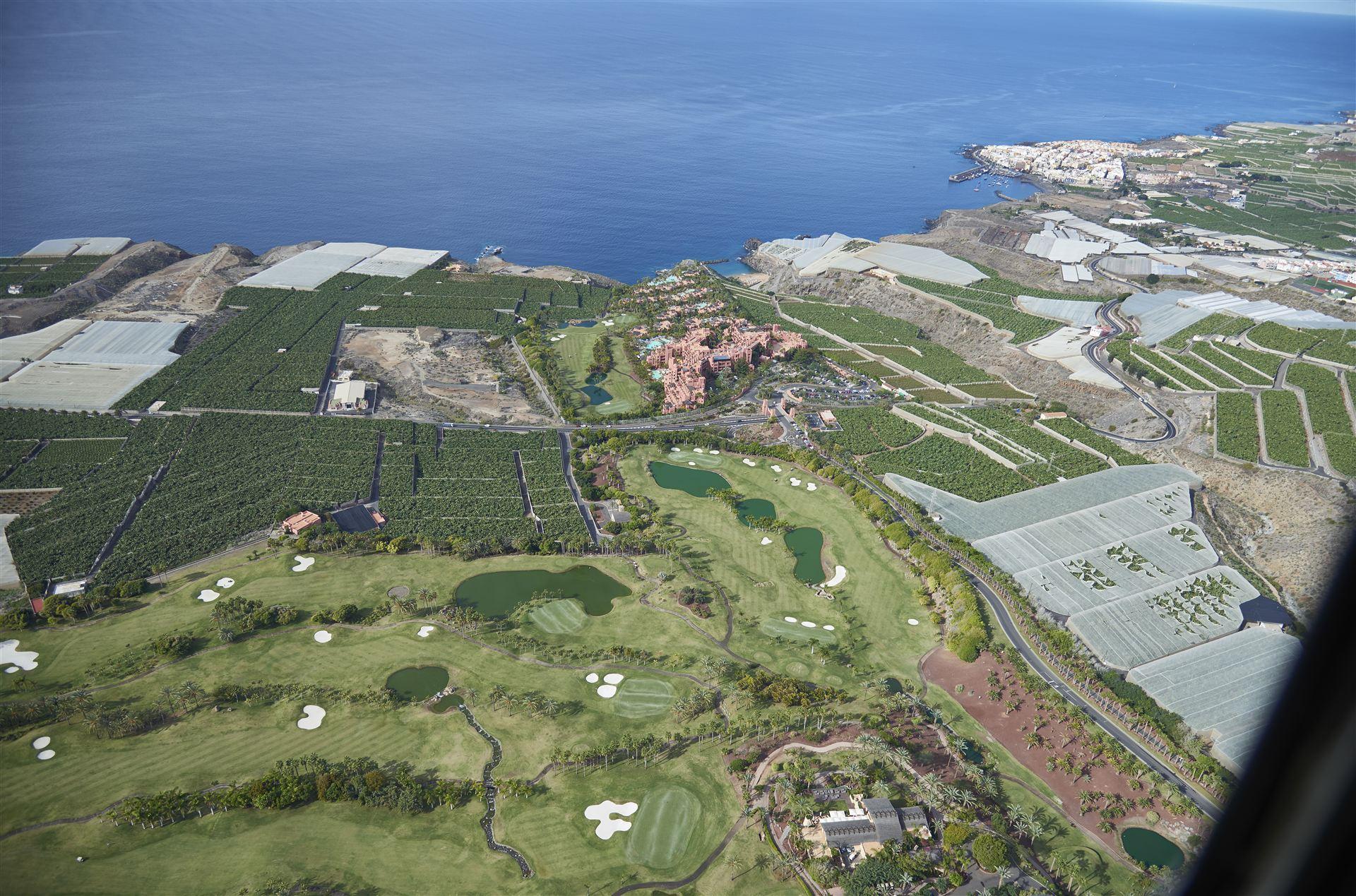 Luftbild der Golfbahnen von Abama an der Südküste Teneriffas